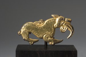 Zoomorfinen vyön kiinnitys (kulta-pronssi)